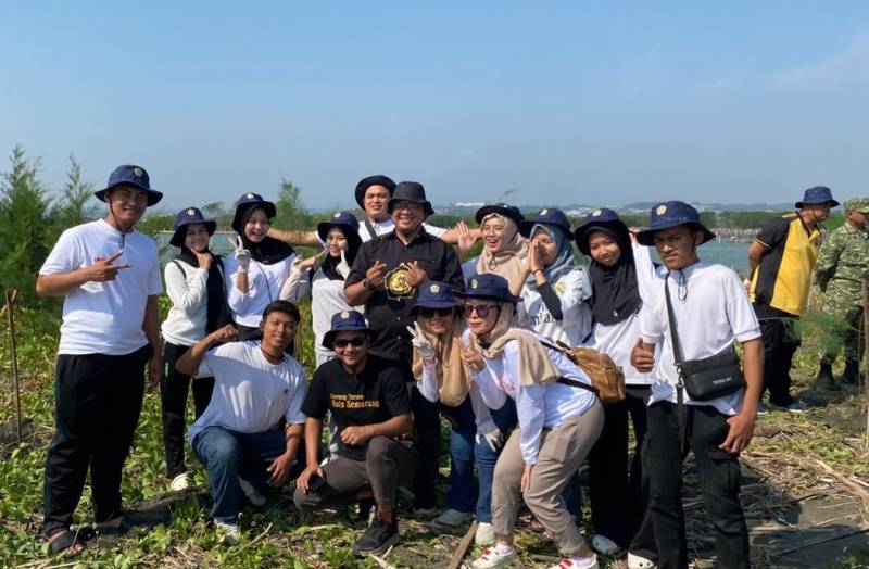 Peduli Kelestarian Pesisir, Karang Taruna Kecamatan Tugu Gelar Aksi Bersih dan Tanam Cemara Laut di Pulau Tirang